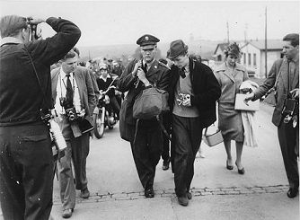 Elvis Presley mit Journalisten in der US-Kaserne Foto Horst Schüssler